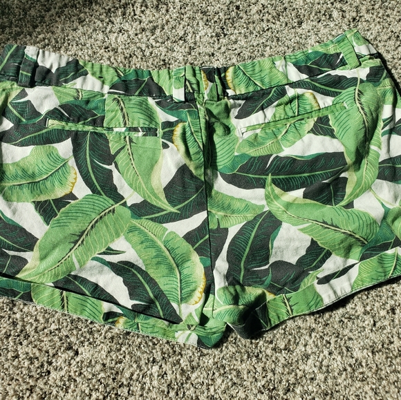 JCPenny Large Leaf Pattern Shorts Size 10 - Picture 3 of 4